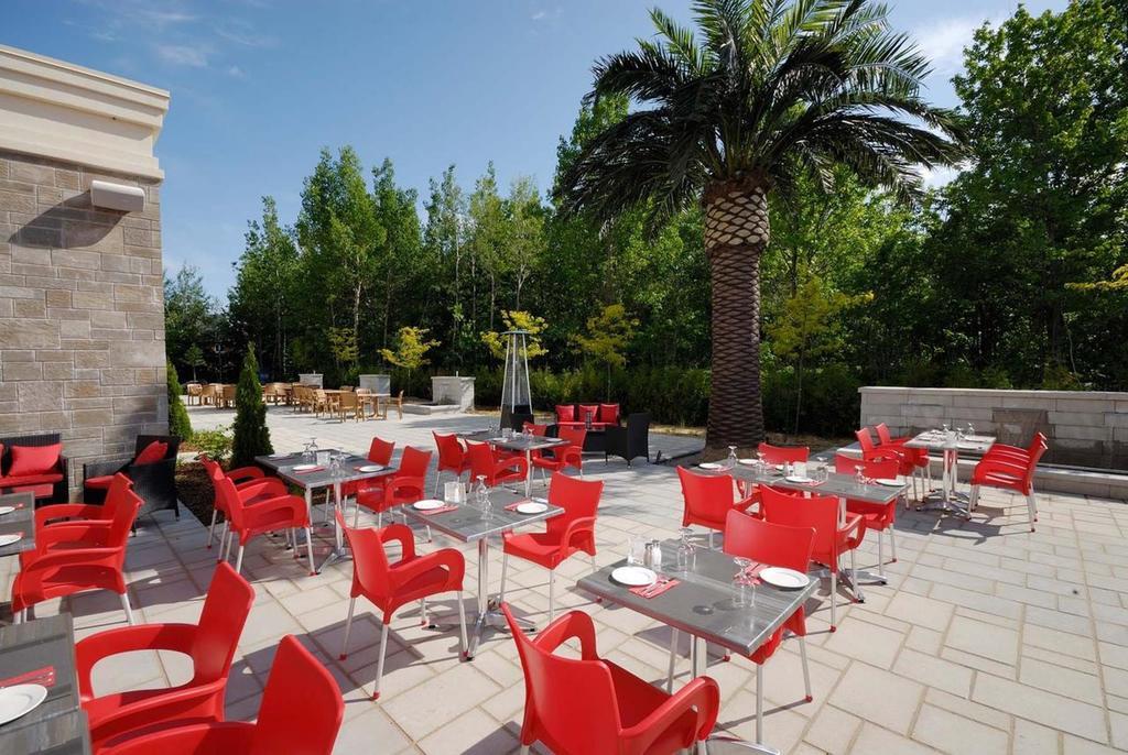 Imperia Hôtel et Suites Terrebonne Exterior foto